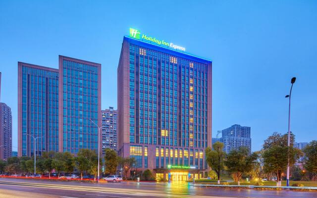 Holiday Inn Express Chongqing University Town, an IHG Hotel