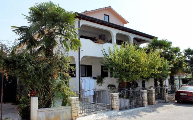 Apartments with a parking space Novigrad - 2536