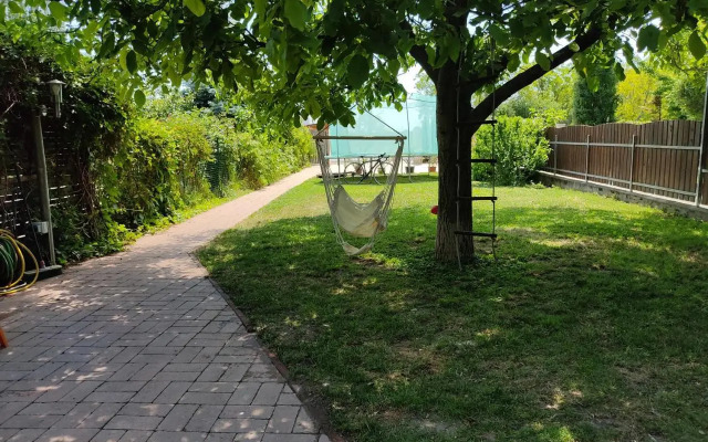 Flóra House 3 minutes from Lake Balaton