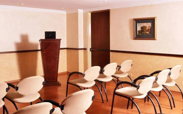 La Colina Suites
