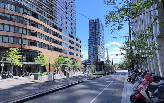 Modern Docklands Apartment in CBD