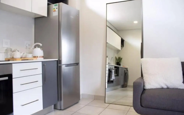 Contemporary Spacious & Comfortable Apartment