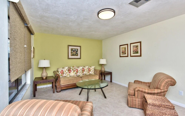 Avanti Vacation Rental, Relaxing 3-BR Retreat with Private Pool Minutes from Vanderbilt Beach and Delnor-Wiggins State Park. Enjoy Southern Exposure, BBQ Area, and Pet-Friendly Comfort