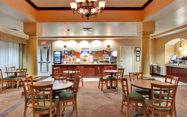 Holiday Inn Express & Suites Corona by IHG