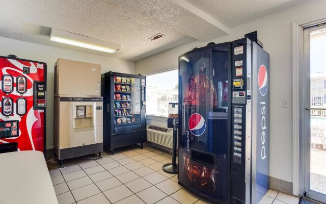 Motel 6-Fayetteville, AR