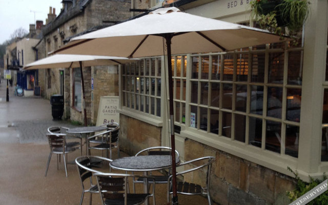 Priory Tearooms Burford With Rooms