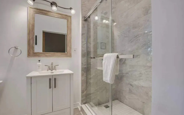 Casa Queen East Jaw Dropping 3BR Suite