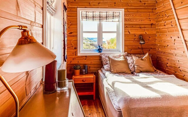 Stunning Home in Bekkjarvik With 3 Bedrooms and Wifi