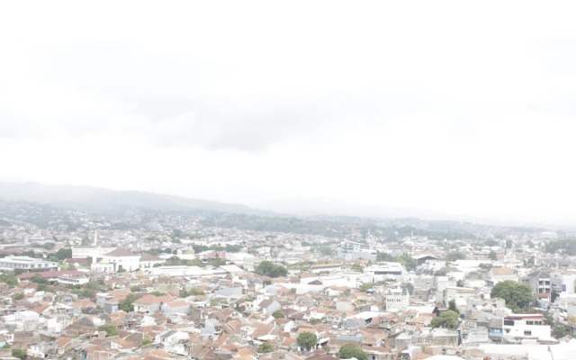 Stylish & Comfy 2BR Apartment at Gateway Ahmad Yani Cicadas Bandung