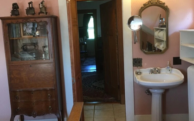 Old Iron Inn Bed and Breakfast