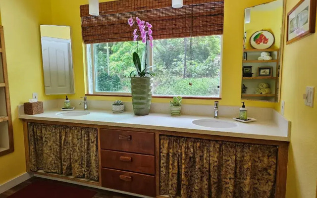 Ka'awaloa Plantation Bed & Breakfast