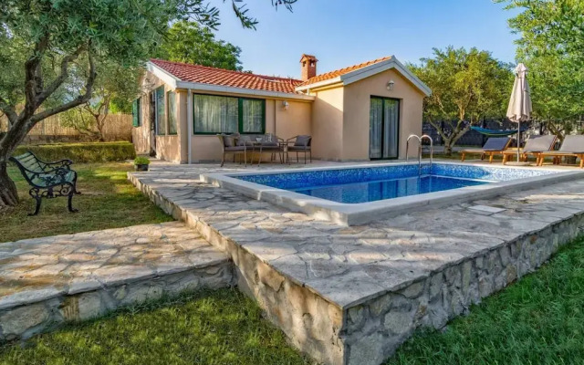 Hidden Gem Holiday Home With Pool in Kastel Stafilic