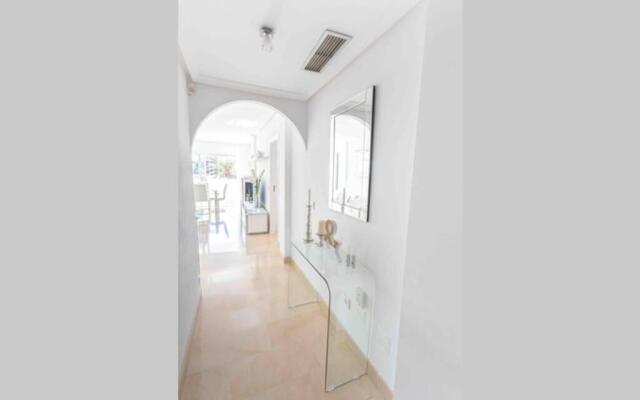 Brigth Apartment/2BED/2BATH/100m beach/Sea Views