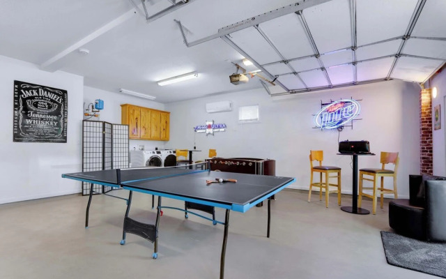 Spacious Retreat & Game Room Sleeps 12
