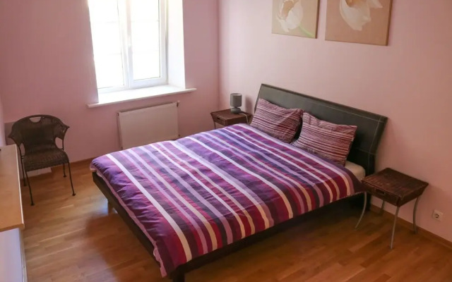 Deluxe Old Town Apartment