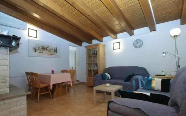 Cozy Apartment With Spacious Garden