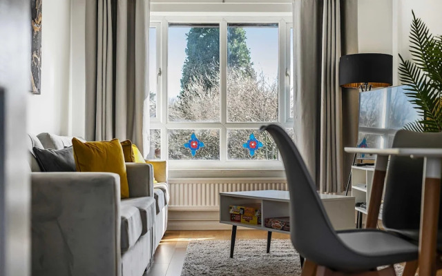 Stylish 2BR Apartment Near MCR Airport