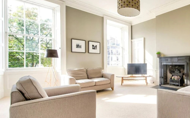 Bright and Spacious 4-bedroom Apart in Stockbridge