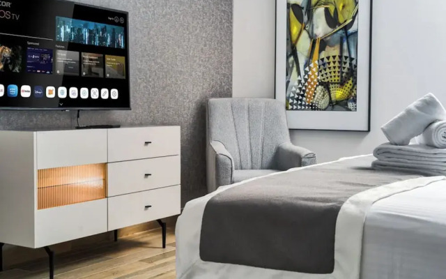 Luxe Ventures Waters Edge Haven