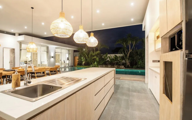 Spectacular 4BR Villa, 400m to Beachfront Elegance