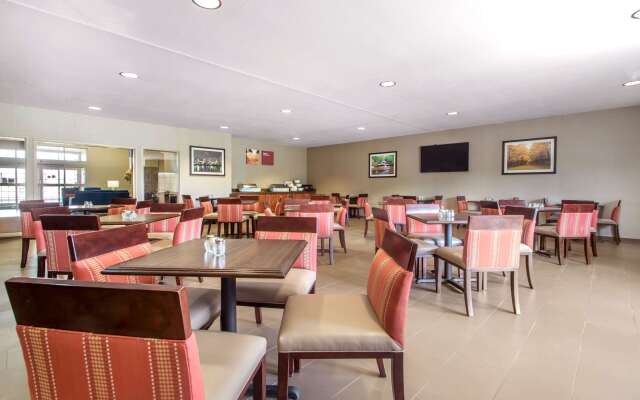 Comfort Suites Johnson Creek Conference Center