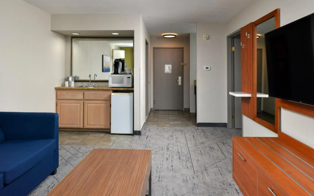 Holiday Inn Express Farmington - Bloomfield by IHG
