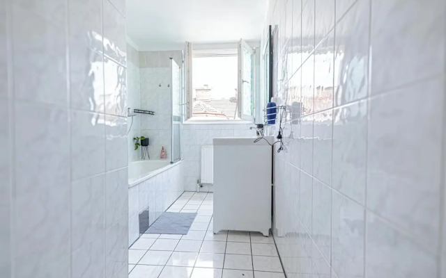 Stylish 3BR Apt With Balcony City Center