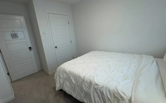 3BR Family House in NE Edmonton