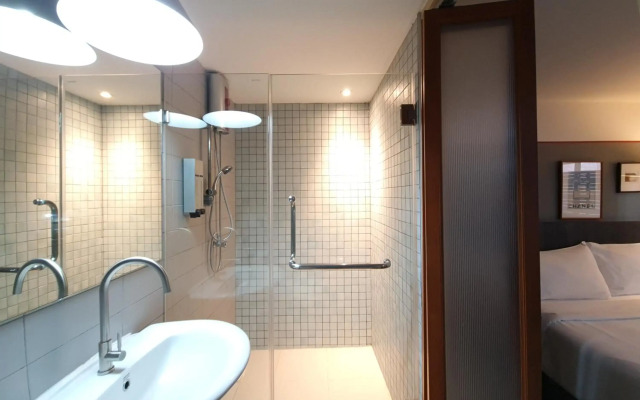 Sathorn Terrace Apartment
