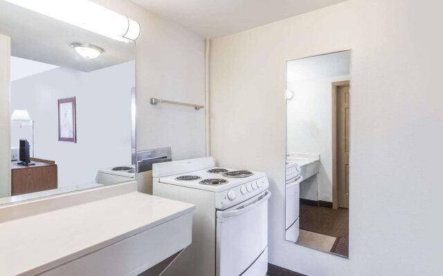 Deluxe Inn & Suites