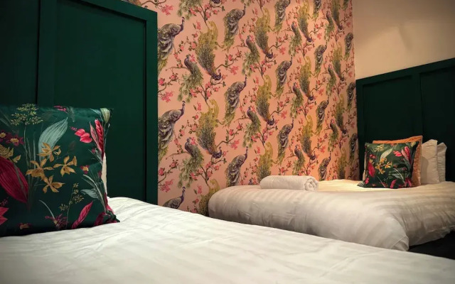 Sleeps10-parking-garden-hottub-petfriendly