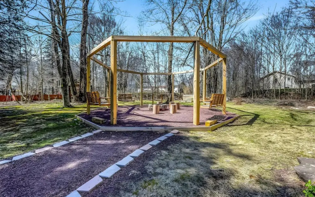 Hot Tub + Game Room: Spacious Poconos Escape!