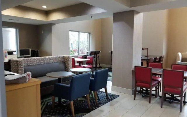 Holiday Inn Express Hotel & Suites Louisville South - Hillview
