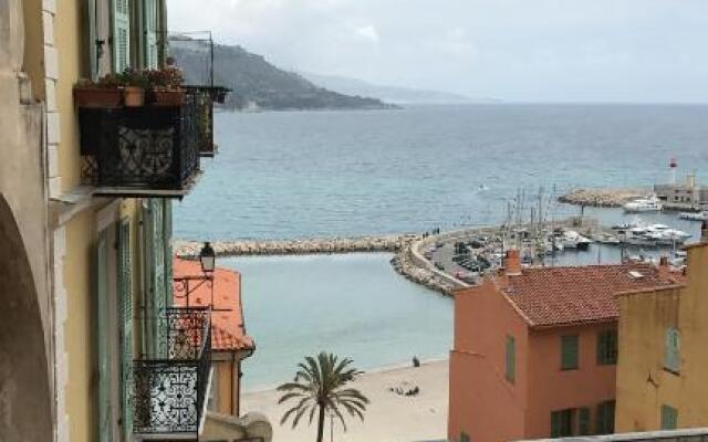 Menton nella vecchia città con vista mare