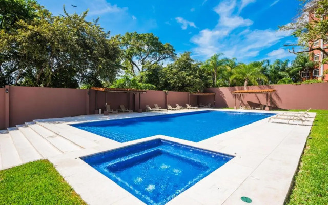 Upscale 2bdr with Jacuzzi - Beach - Fast wifi - Gym