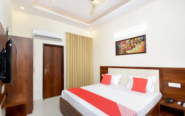 OYO 27061 Hotel Magnum