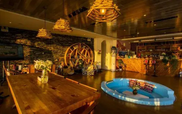 Queting Lake View Inn