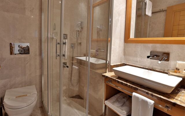Queen Hotel & Spa