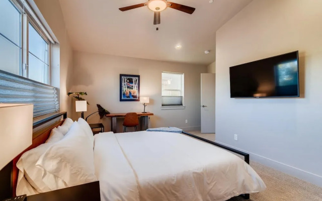 Fancy Townhome Near Old Town, Breweries and River!