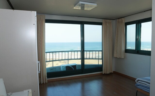 Mangsang Beach Pension