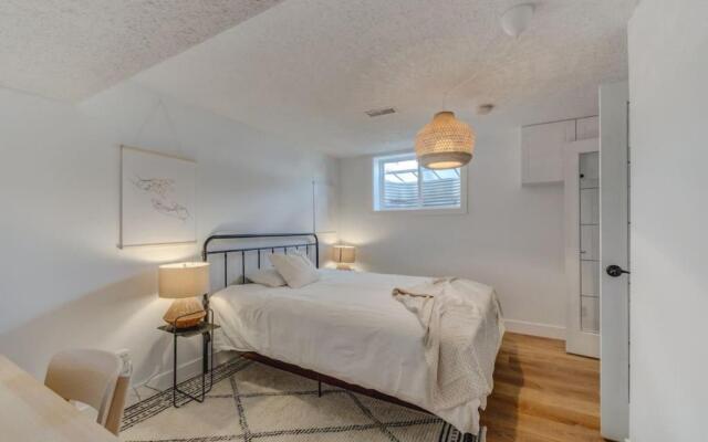 The Elm, 4 Bed Bungalow with Backyard and Firepit