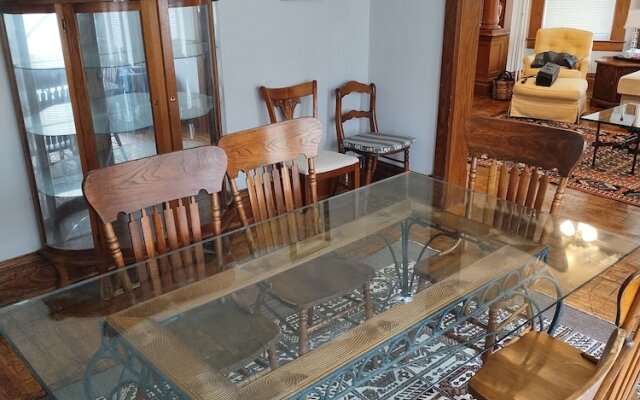 The Carew House Sleeps 10 Fenced 4BR Full Kitchen Steps2 YCP