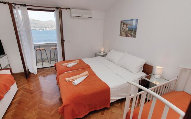 Amazing Home in Okrug Donji With 5 Bedrooms