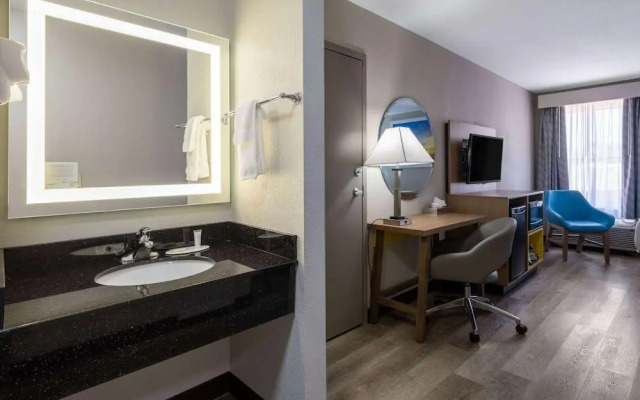 Days Inn & Suites By Wyndham Commerce