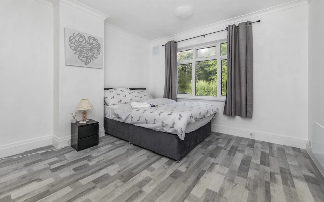 House - Sleeps 10 - Parking - Garden