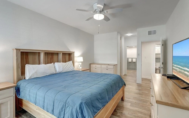 Channelview 208 2 Bedroom Condo by Redawning
