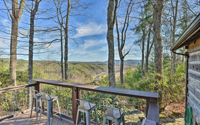 Cabin Near Boone w/ Hot Tub & Mountain Views