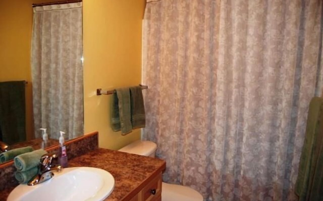 Creekview Court by Apex Accommodations