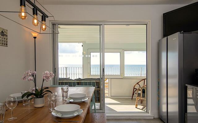 Stunning Beachfront Apt w Balcony Sea Views
