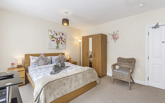 Greyhound Road Rooms